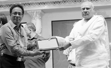 Balamurali  Krishna receiving award from Governor